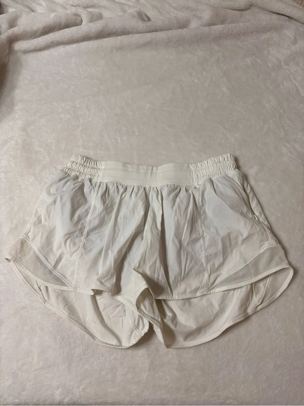 LULULEMON NWOT HOTTY HOTS Women's White Layered Athletic Shorts